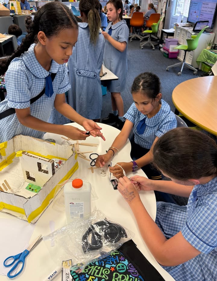 870148851588051_1330563175546614-1